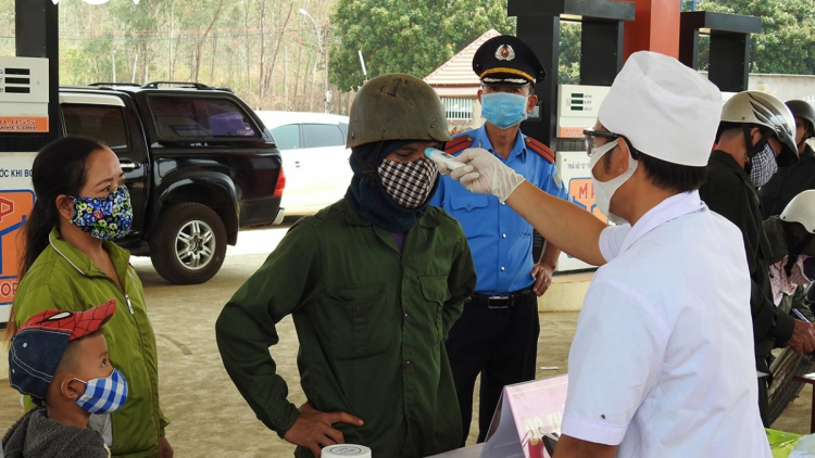 Càr Kon Tum ai lài anih lơh broă, anih ơm anih sa ai mpồl cau lơh broă tàm tiah lam lài tam dră mờ kòp Covid-19 in