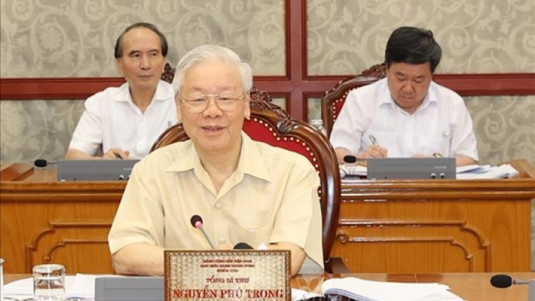Bộ Chính trị pơgồp jơnau đơs bè broă dong kờl cau lơh broă mờ cau ngui cau lơh broă gơtìp kal ke tài kòp Covid-19