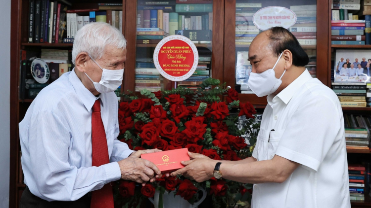 Ồng Nguyễn Xuân Phúc- Chủ tịch lơgar pơyoa jơnau gờm chờ di tơngkah kir sơnrai Ngai Sră băo Kăc màng Việt Nam