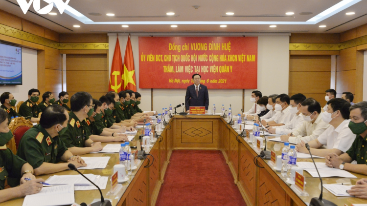 Ồng Vương Đình Huệ- Chủ tịch Quốc hội còp mờ lơh broă tàm Học viện lơh sơnơm ling klàng