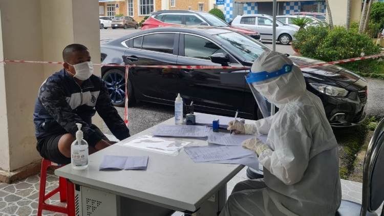 Lâm Đồng sền gŏ 2 nă cau bơtờp kòp mờ 1 nă cau pin bơtờp kòp Covid-19 ndrờm là cau măy rơndeh mờ cau drơng broă tàm rơndeh