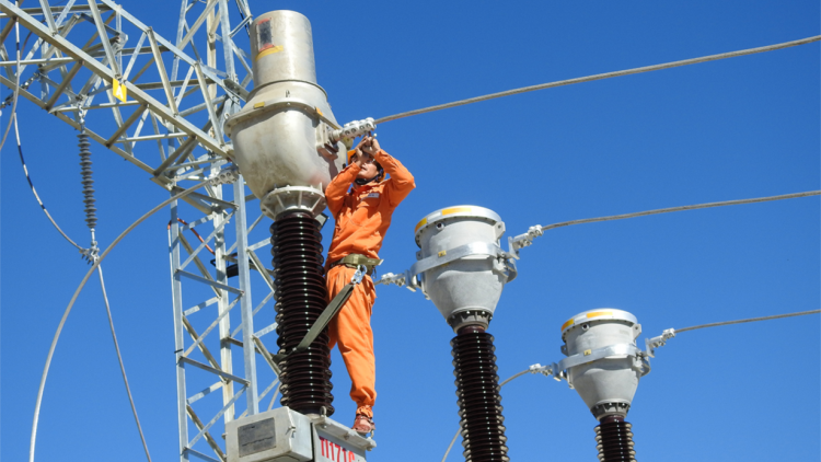 Càr Kon Tum dan bơcri priă lơh gùng che đèng 110kV tơn jơh bơta gơkòl gùng jun ồs đèng jăt tiah nhàr lơgar mờ lơgar Lào