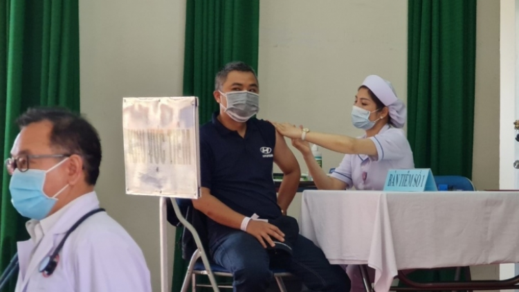 Lâm Đồng: Tơnguh mhar broă cit sơnơm vaccine rơcang sơndră kòp Covid-19 ai làng bol in