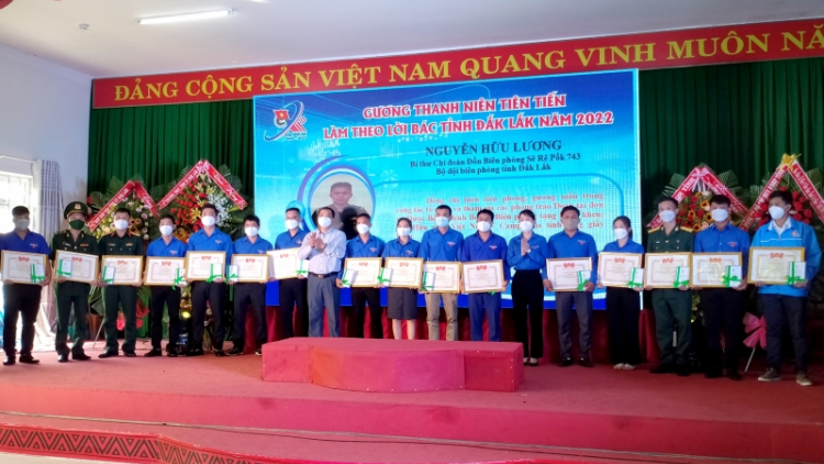 Dăk Lăk jờng rơ 45 nă ơruh pơnu geh pơn rơ gơguh jak lơh jat jơnau bơto sồr Bác Hồ