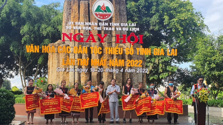 Tơn jơh Ngai chờ niam chài ală jơi bơtiàn kòn cau dùl êt nă cau càr Gia Lai