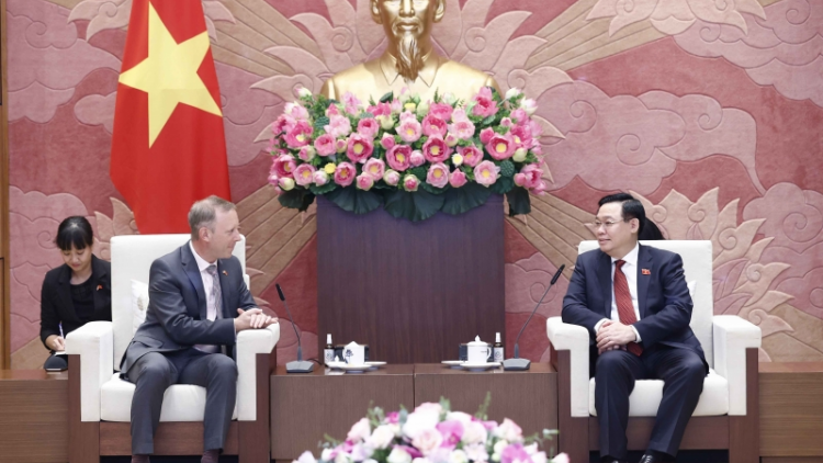 Củ tịc Quôk hội ồng Vương Đình Huệ wă Đại sứ lơgar Anh