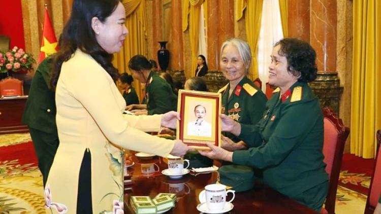 Phó Củ tịc lơgar mò Võ Thị Ánh Xuân wă Mpồl cau ùr măi rơndeh Trường Sơn