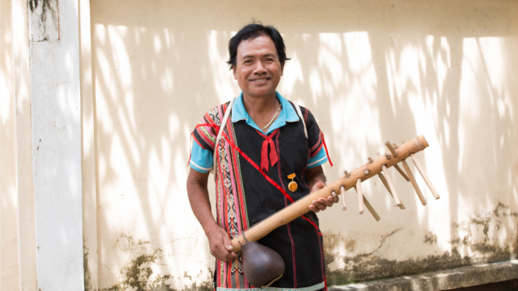 Nghệ ñân ưu tú ồng A Blôih- cau gàr huềng gùng đơs pơnđik bơh jŏ cau Sơdàng dê