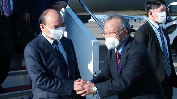 Củ tịc lơgar ồng Nguyễn Xuân Phúc tus Tokyo tus bal Dơ̆ bơyai lơh ies, tơp ƀồc kâp dà lơgar Thủ tướng Nhờk lài do ồng Shinzo Abe