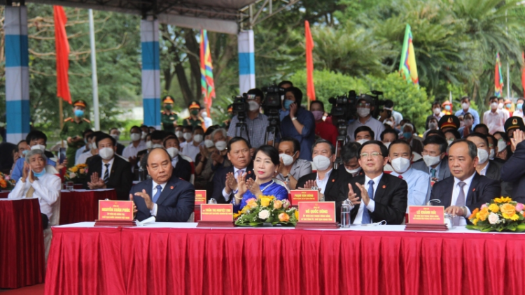 Củ tịc lơgar tus bal Dơ̆ bơyai lơh sơnđờm ai ngui Hìu duh khuai Tây Sơn Tam Kiệt