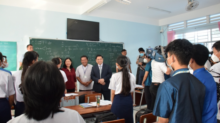 Thủ tướng ồng Phạm Minh Chính còp, pơn dờm pơn điang cau pơgru mờ kơnòm bơsram tàm hìu bơsram Zân tộk nội trú Huỳnh Cương, càr Sóc Trăng