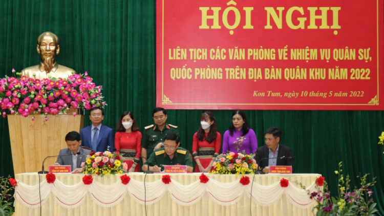 Quân khu 5 kĭ kơrnoăt pơgồp bal mờ ală Cơl dŭ lơh broă Tỉñ ủy mờ UɃÑZ ală càr, ƀòn dờng