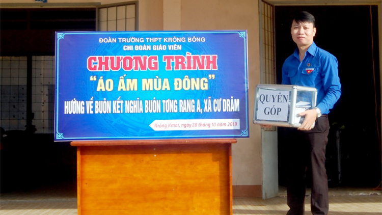 Pơgru kơnòm să tàm tiah kal ke: Bơsram jơnau bơh Bác Hồ dê nàng bơsram tàp is să tờm