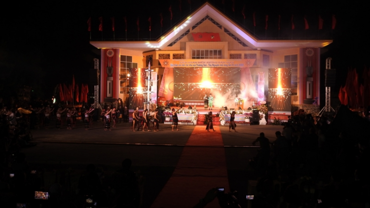 Sơnđờm lơh Dơ̆ pơrlòng lơh bơta niam chài bơh yau ală jơi bơtiàn kòn cau tiah bơnơm Trường Sơn- Tây Nguyên pờ ơnàng