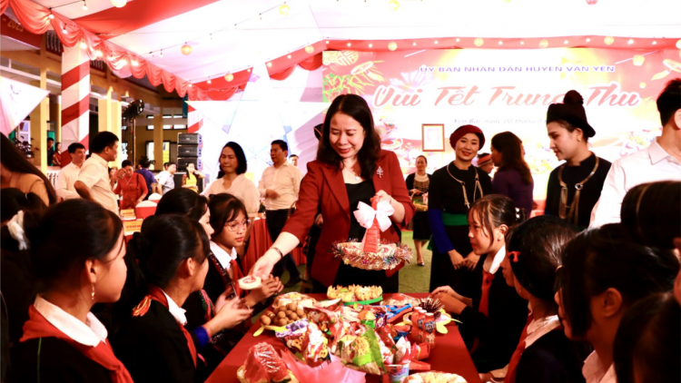 Phó Củ tịc lơgar mò Võ Thị Ánh Xuân chờ satềp Trung thu mờ kơnòm dềt càr Yên Bái