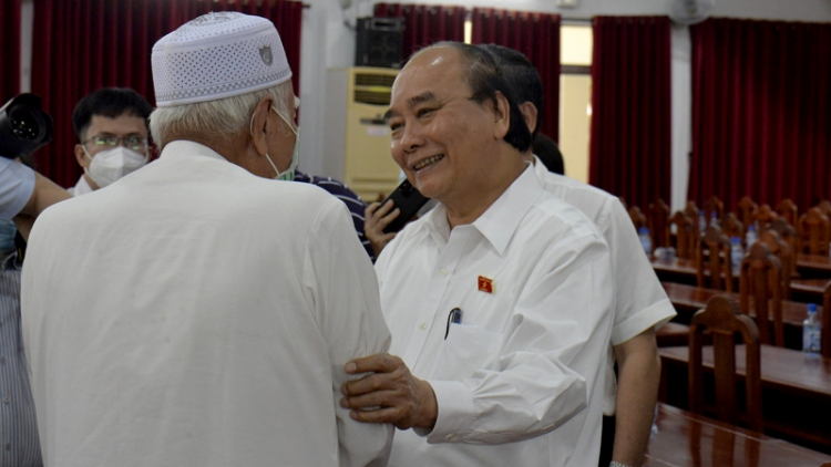 Củ tịc lơgar ồng Nguyễn Xuân Phúc tìp măt cau tĕ khà tàm ƀòn dờng Hồ Chí Minh