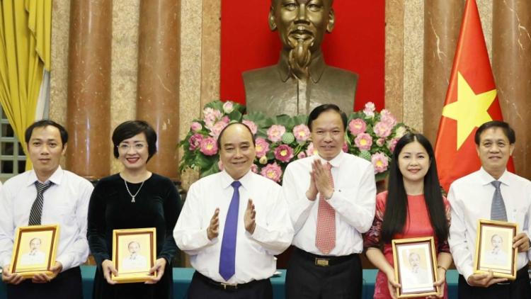 Củ tịc lơgar ồng Nguyễn Xuân Phúc tìp măt mờ cau lơh broă gah Nhơm zờu