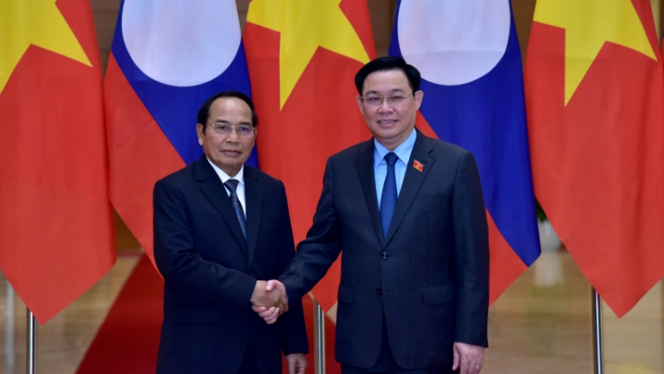 Củ tịc Quôk hội ồng Vương Đình Huệ wă Phó Củ tịc lơgar Lào