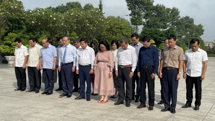 Mpồl Kwang bàng ala măt Anih Jơnau đơs Việt Nam chu ñàng kah kơlôi Củ tịc Hồ Chí Minh