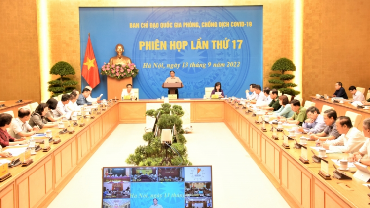 Thủ tướng Cíñ phủ ồng Phạm Minh Chính đơng lam dơ̆ pơrjum bè rơcăng sơndră kòp Kovid-19