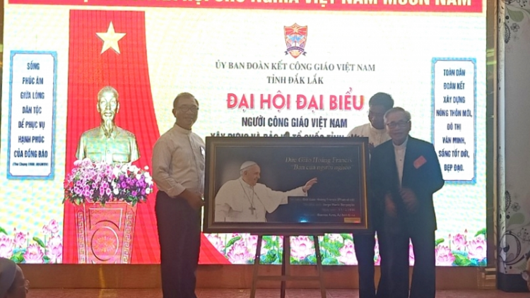 Làng bol jăt Yàng Bàp càr Dăk Lăk jơh nùs tus bal bơ̆t bơtàu mờ sền gàr Dà lơgar