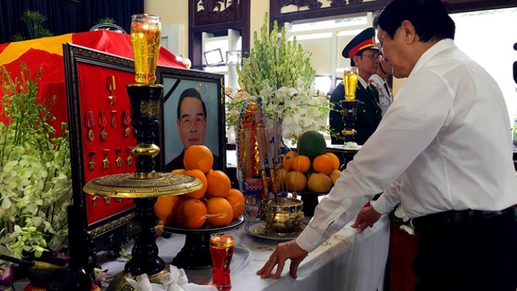 Âk mpưm nu^h [on lan rngot râng kh^t  Thủ tướng ơm Phan Văn Khải