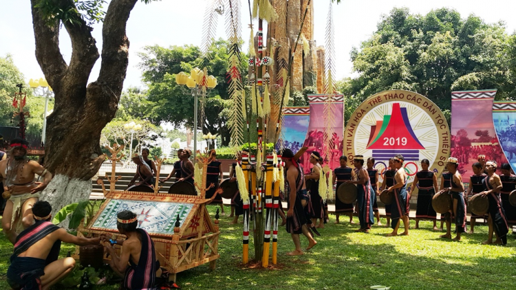 Gia Lai: Rlău 500 nu^h blău njroh mprơ tu\r ch^ng goh gong way ơm