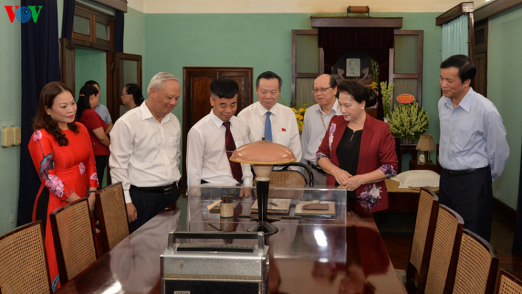 Kruanh Quốc hội mpoh nhang, nkah g^t Kruanh Hồ Chí Minh