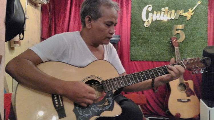 Nô Hồng rven rvo: Kruanh rmôt hăn kơl an Guitar 5