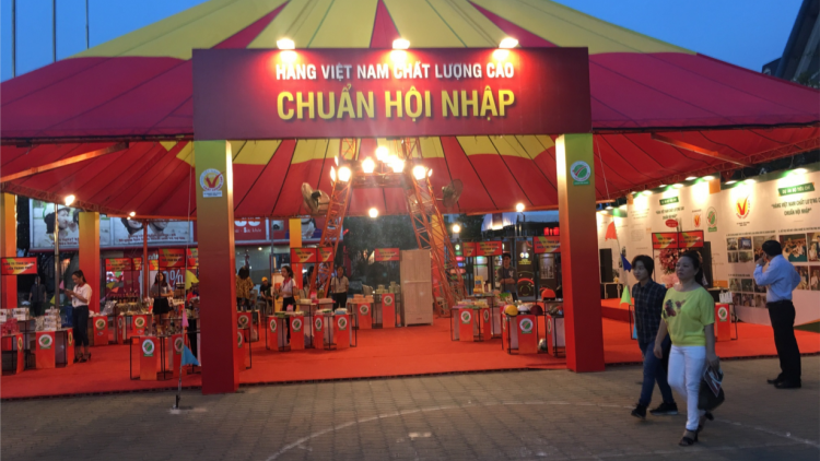 Hội chợ ndơ Việt Nam săk kah ue\h nkoch  n’hơ 300 ntil ndơ [ô kah