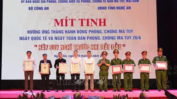 Mpo\ng vơt t^ng pah kan njrăng rdâng ma tuý.