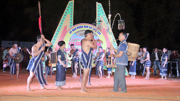 Di Linh (Lâm Đồng) tâm nđur ch^ng gong .