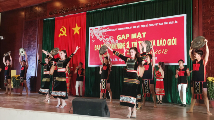 Daklak tâm mâp măt ăp nu^h nghệ sĩ, nu^h g^t blău ntoh lư n’hanh báo chí năm mhe Mậu Tuất 2018