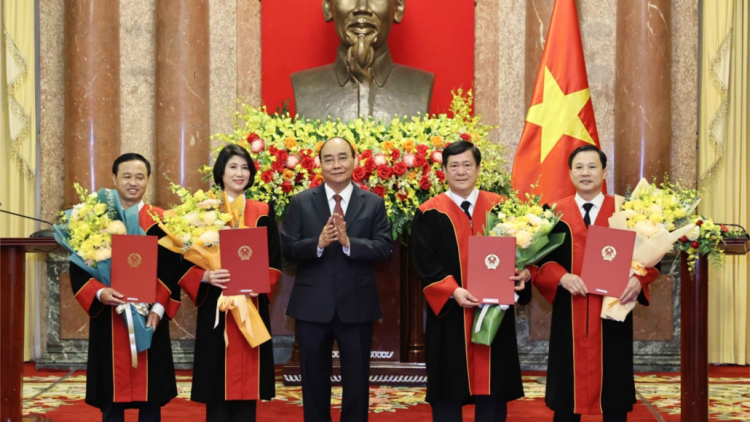 Kruanh dak Nguyễn Xuân Phúc ndơ̆ nău ntrŭnh pă kan Thẩm phán Tòa án nhân dân gâl têh.