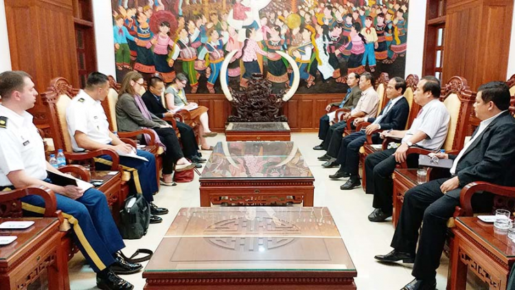 Gialai vơt mpôl pah kan bâh đại sứ quán Hoa kỳ