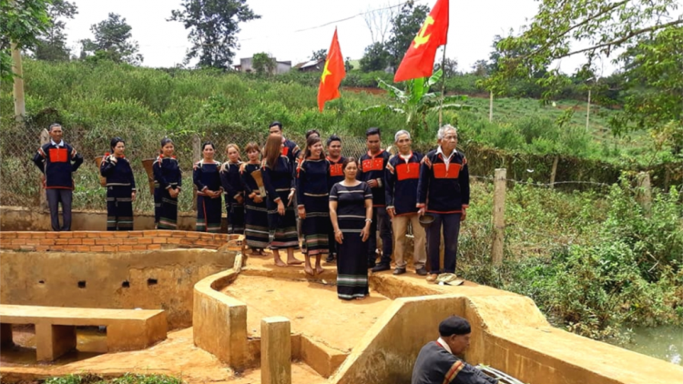 Rơh tâm nchră “Mât rbăy ndơ ơm nău mprơ ơm yău ăp mpôl rnoi đê| nu^h ta Trung bộ n’hanh Tây Nguyên”.