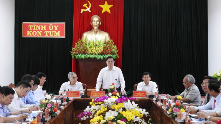 Kruanh Ban rdâk [ư nău kan Trung ương Phạm Minh Chính pah kan đah ban Thường vụ N’gor Kon Tum