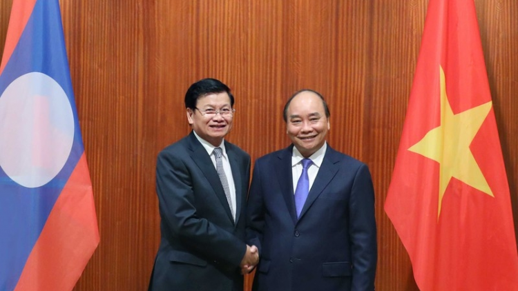 Thủ tướng Nguyễn Xuân Phúc tâm nchră tay đah Thủ tướng Lào.
