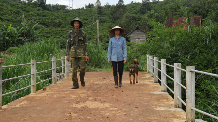 Tahen ơm [ư ntung njo\ dak me.