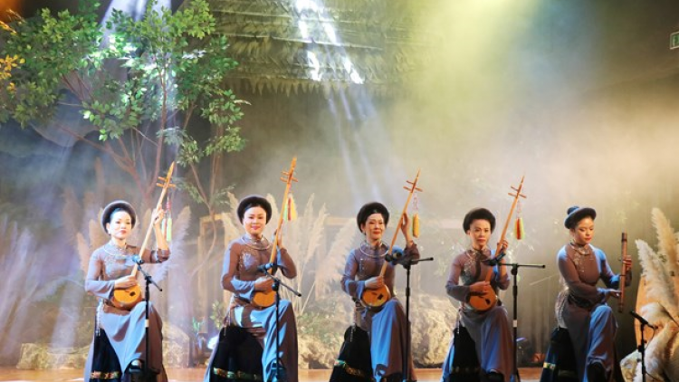 TIẾNG LƯỢN NHẮN NGƯỜI PHƯƠNG XA