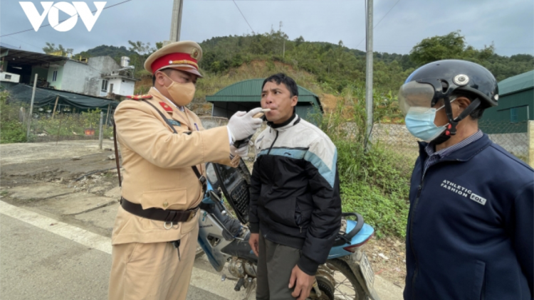 CẦN KIN LẨU LẨU KIN CẦN (Người uống rượu, rượu ăn người)