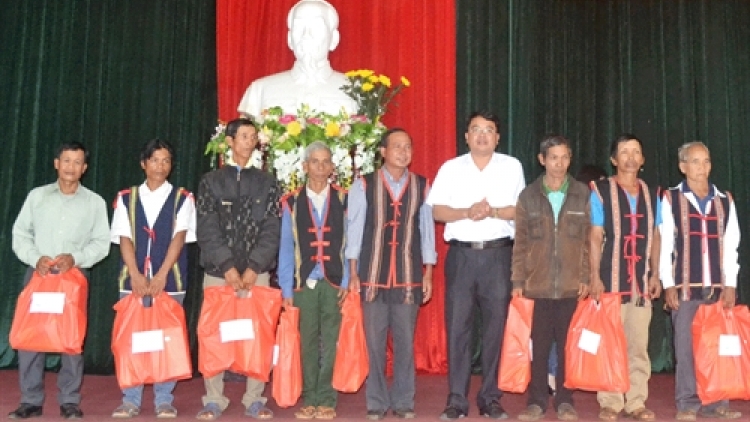 Những già làng, trưởng bản gương mẫu