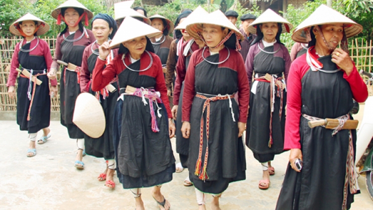 Nhìn quần áo, biết cô gái Cao Lan có chồng hay chưa