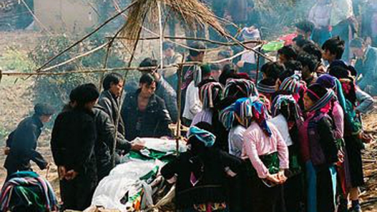 Người Mông tiêu tốn vào đám ma