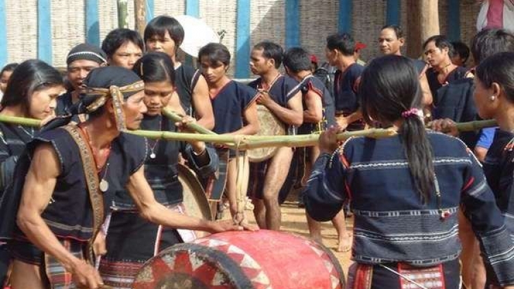 Lễ lên nhà mới của người Ba-na