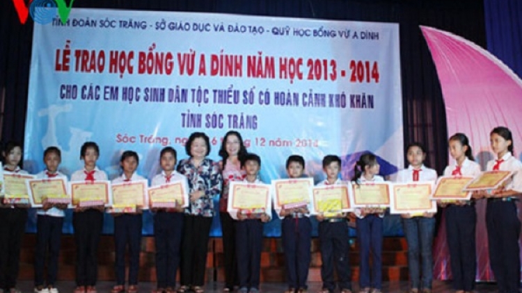 Giúp học sinh nghèo tới giảng đường