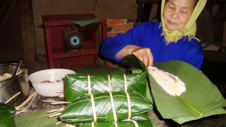 Lên làng Tày ăn bánh chưng nhân cá chép
