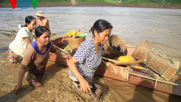 Nguy hiểm rình rập vì phải vượt sông lên rẫy