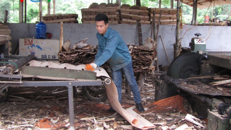 Mang nợ khi cho con đi học