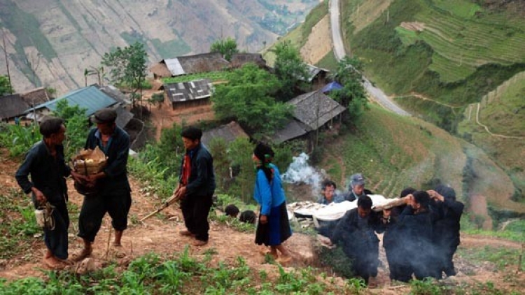 Người Mông ở Thanh Hóa đổi mới trong tang ma